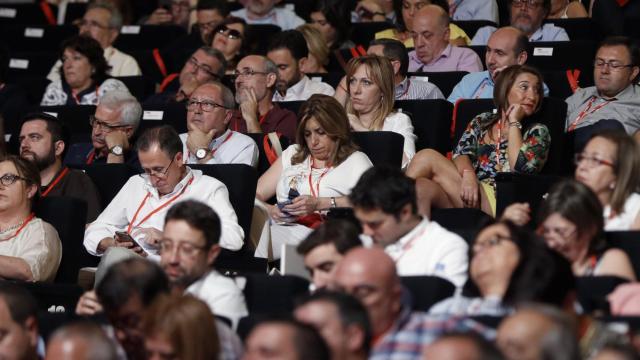 Susana Díaz prefirió no ponerse en las primeras filas y se sentó con su equipo en el congreso.