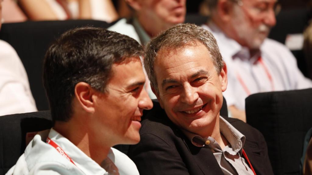 Sánchez y Zapatero, durante el último congreso socialista, en junio.