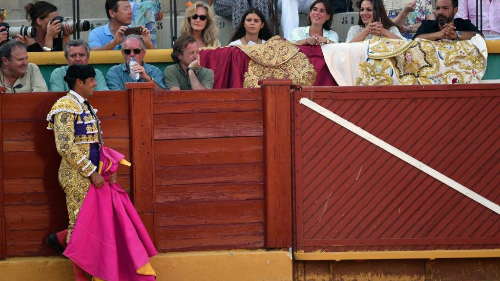 Fran Rivera en la plaza bajo la atenta mirada de su mujer, Lourdes Montes, y su cuñada, Eva González.