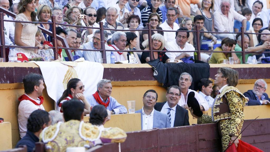 Manuel Díaz El Cordobés le brinda el toro a su mujer, Virginia Troconis.