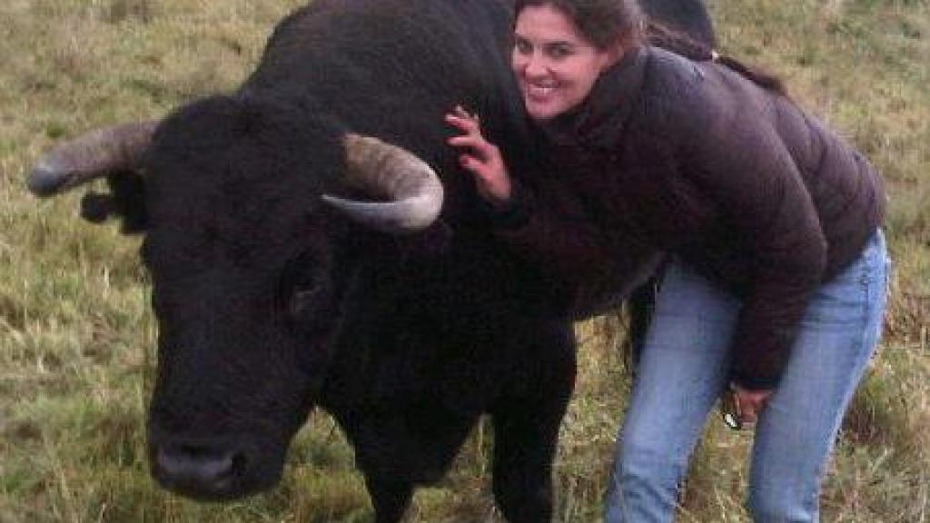 Cayetana con uno de los toros de su ganadería.