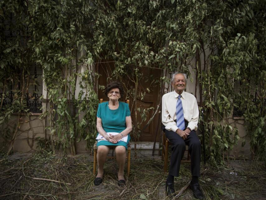 Una pareja posa sobre una alfombra de juncias.