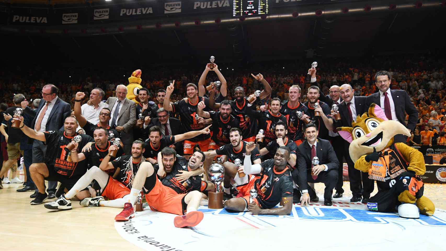 La plantilla del Valencia Basket celebrando su victoria en la liga.