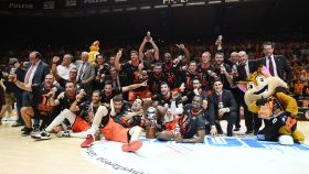 La plantilla del Valencia Basket celebrando su victoria en la liga.