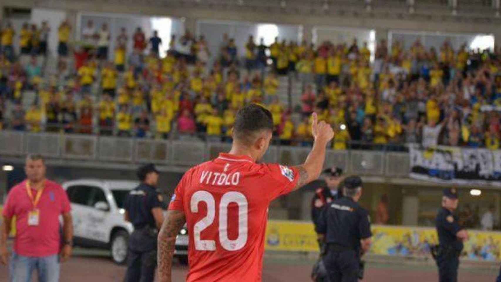 Vitolo con el Sevilla saludando a la afición de Las Palmas Foto: Twitter (@VitoloMachin)