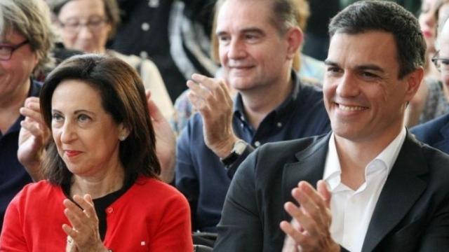 Margarita Robles, junto a Pedro Sánchez en una imagen de archivo.