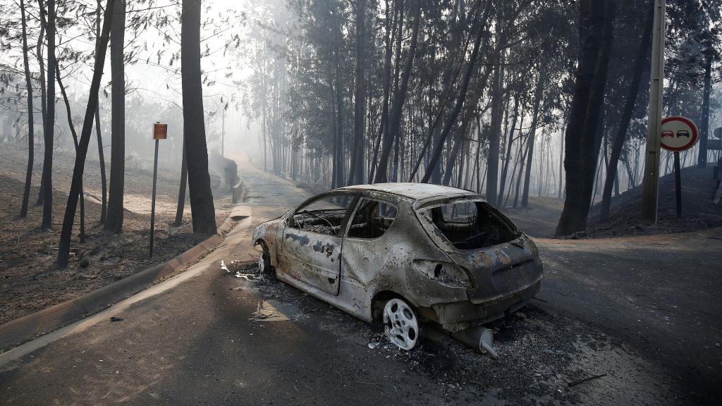 Un coche quemado por el incendio.