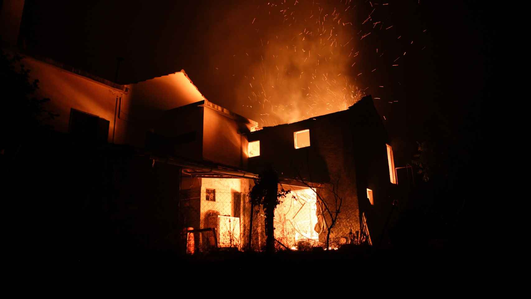 Una casa es devorada por las llamas.