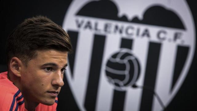 Santi Mina, durante un entrenamiento del Valencia.