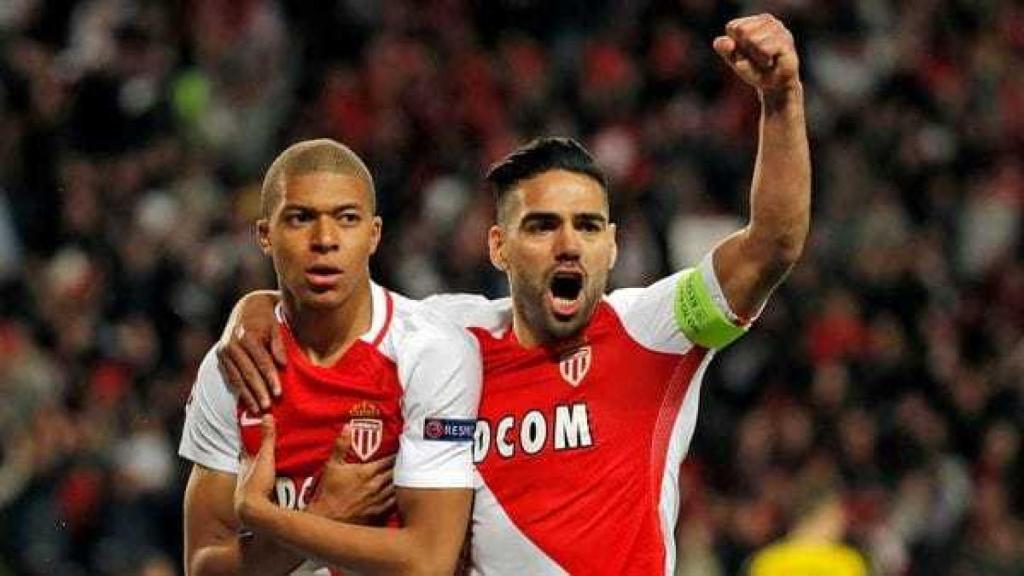 Mbappé celebra un gol junto a Falcao.