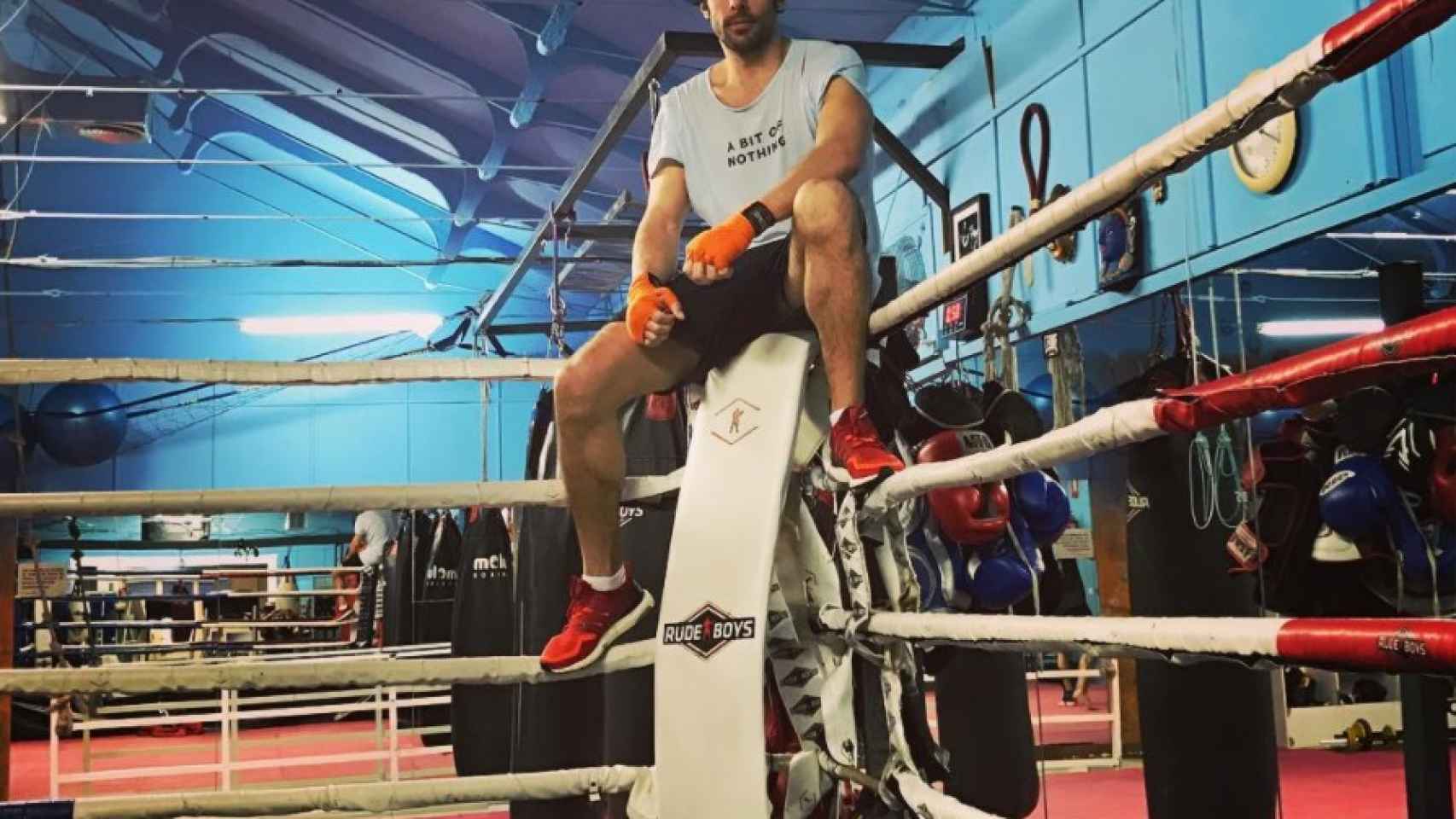 Alonso Aznar practica boxeo en un gimnasio de Madrid.