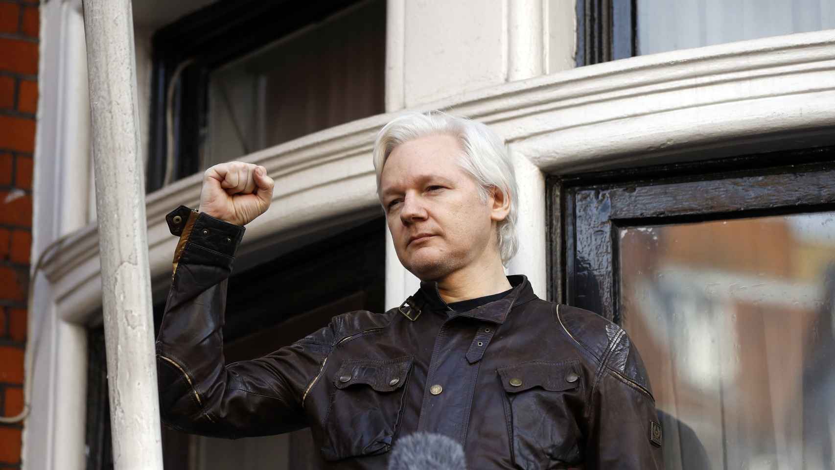 Assange en el balcón de la Embajada de Ecuador, en la que se encuentra hospedado.