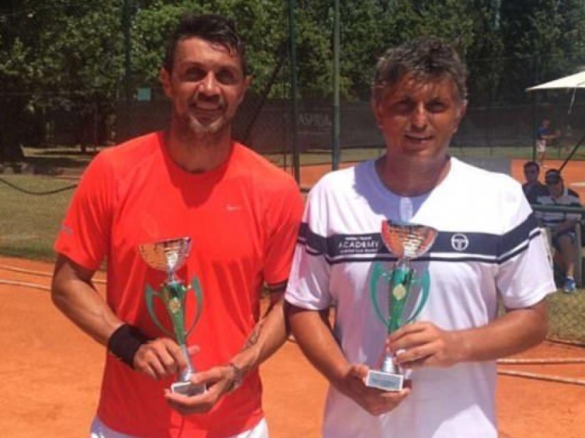 Paolo Maldini, junto a su entrenador de tenis.