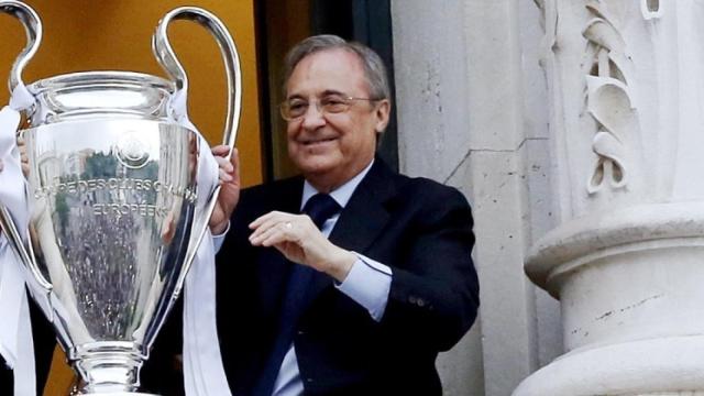 Florentino Pérez, en el ayuntamiento, con la Copa de Europa.