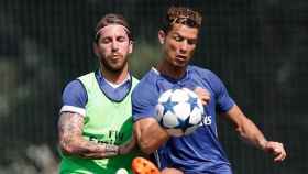 Cristiano y Ramos luchando por la pelota