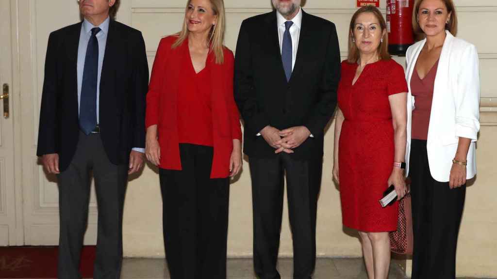Cifuentes acompañada de Pío García Escudero, Mariano Rajoy, Ana Pastor y María Dolores de Cospedal.