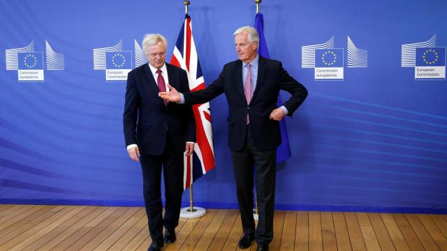 Los negociadores del 'brexit', David Davis y Michel Barnier