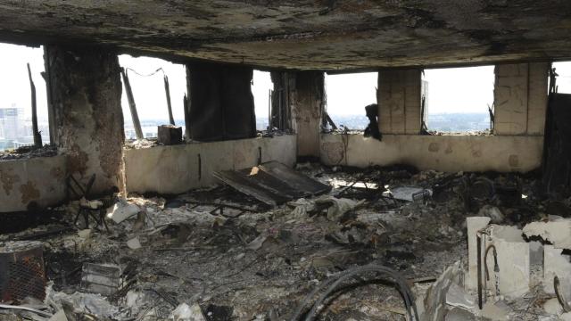 El interior de una planta calcinada de la Grenfell Tower.