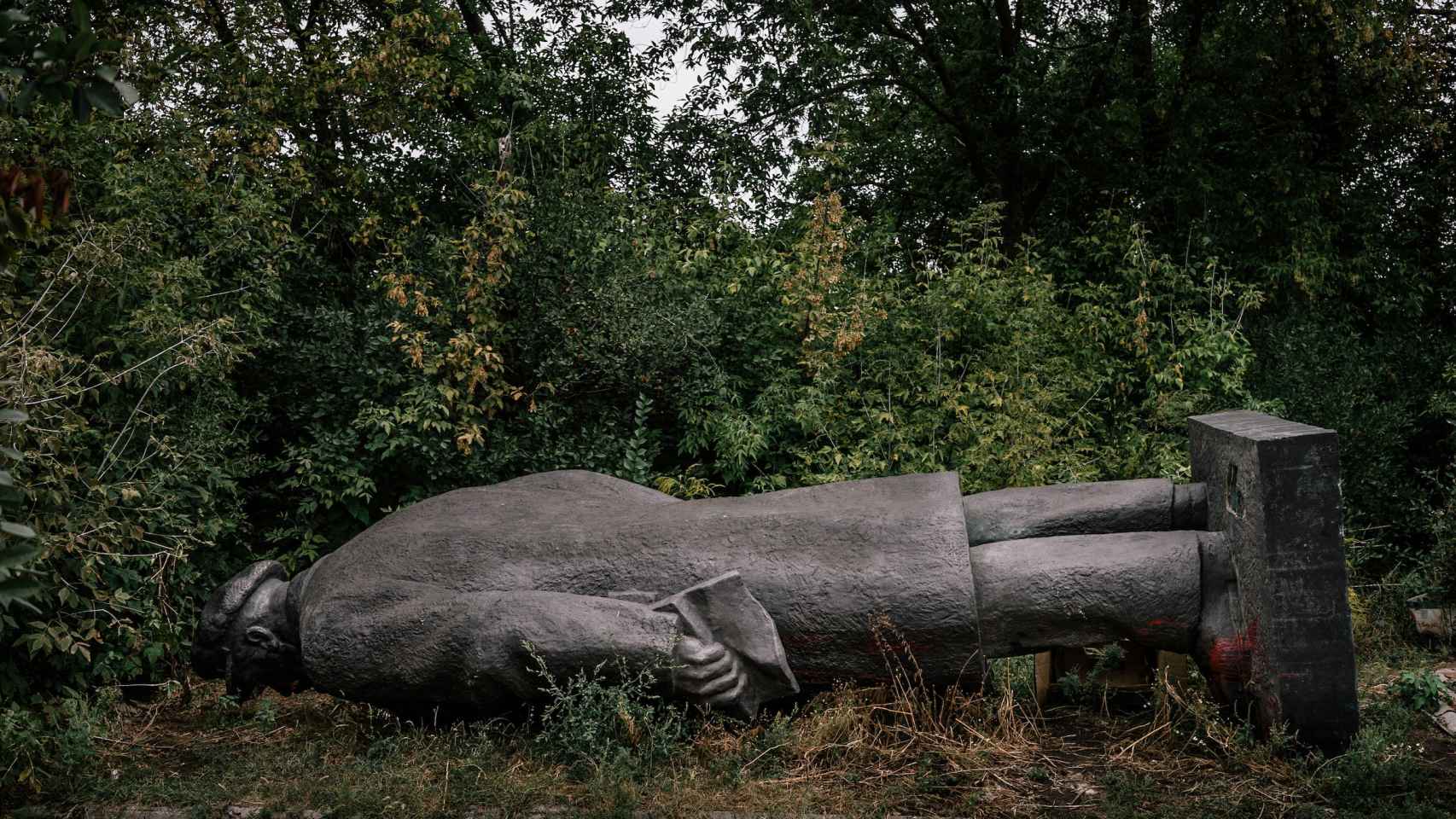 Un número importante de estatuas de Lenin yacen abandonadas en Ucrania