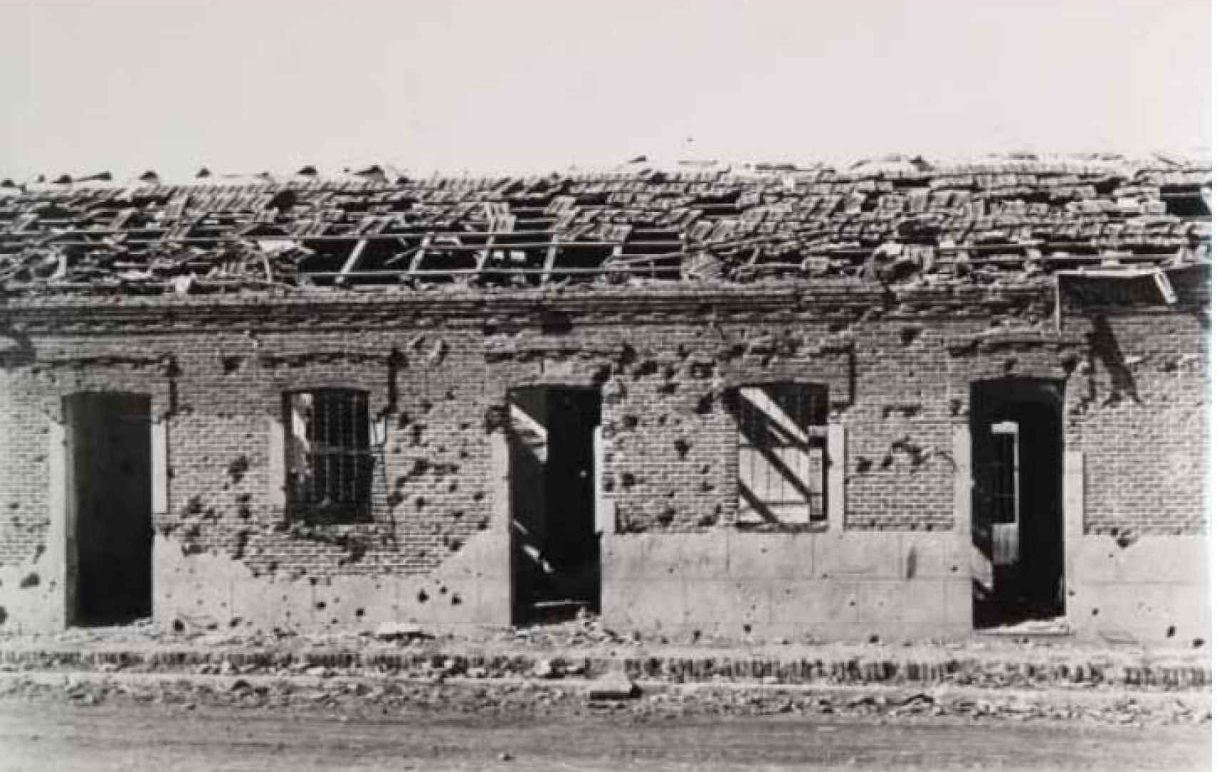 La casa de ladrillo de la calle Peironcely, en ruina tras la batalla.