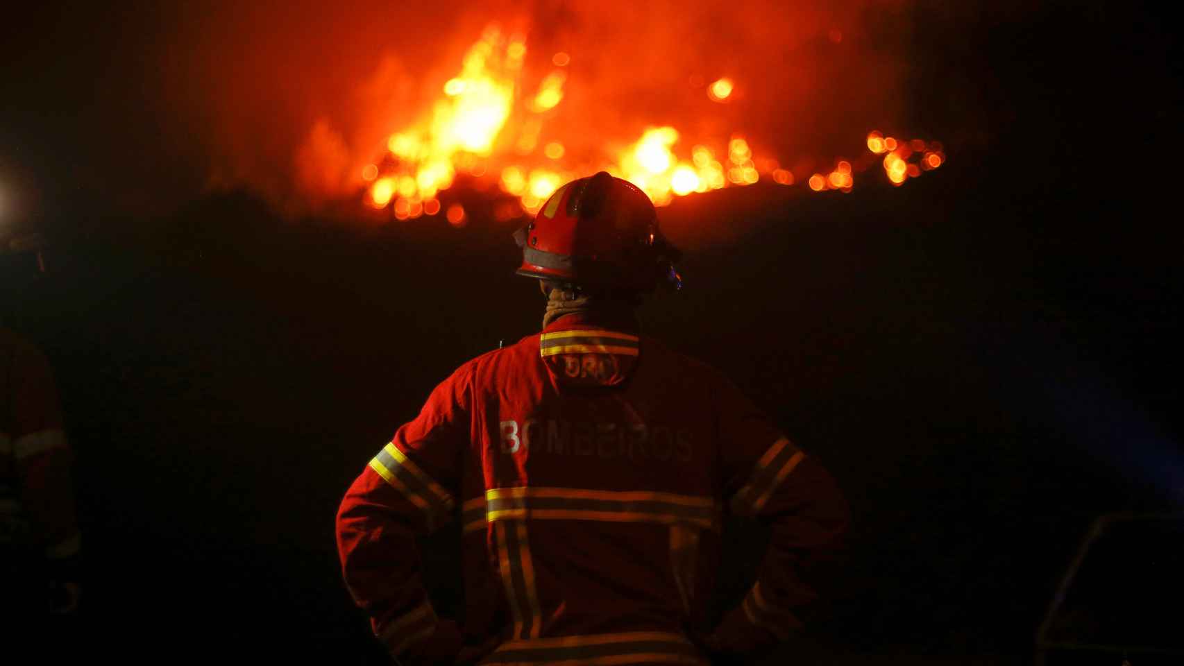 Uno de los bomberos contempla un frente del incendio en la zona de Gois