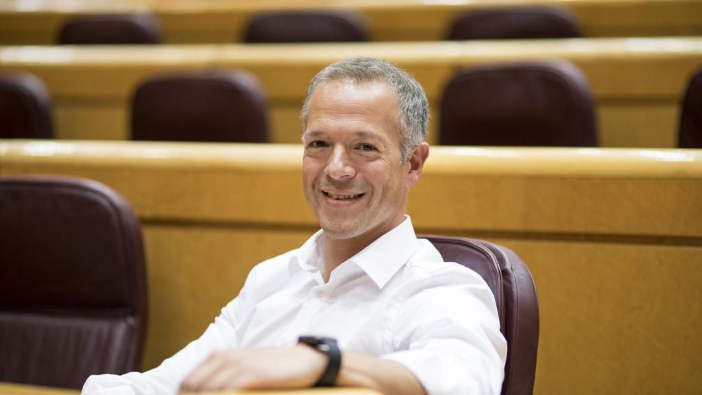 Ander Gil, en el escaño del portavoz del PSOE en el Congreso que ocupa desde este martes.