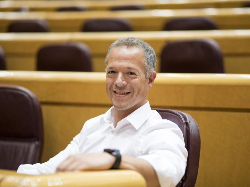 Ander Gil, en el escaño del portavoz del PSOE en el Congreso que ocupa desde este martes.