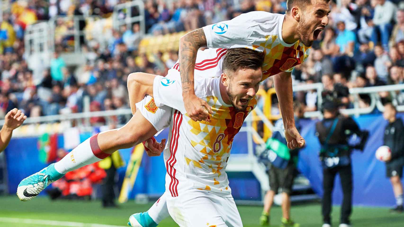 Dani Ceballos y Saúl Ñíguez celebran un gol del jugador del Atlético en este Europeo.