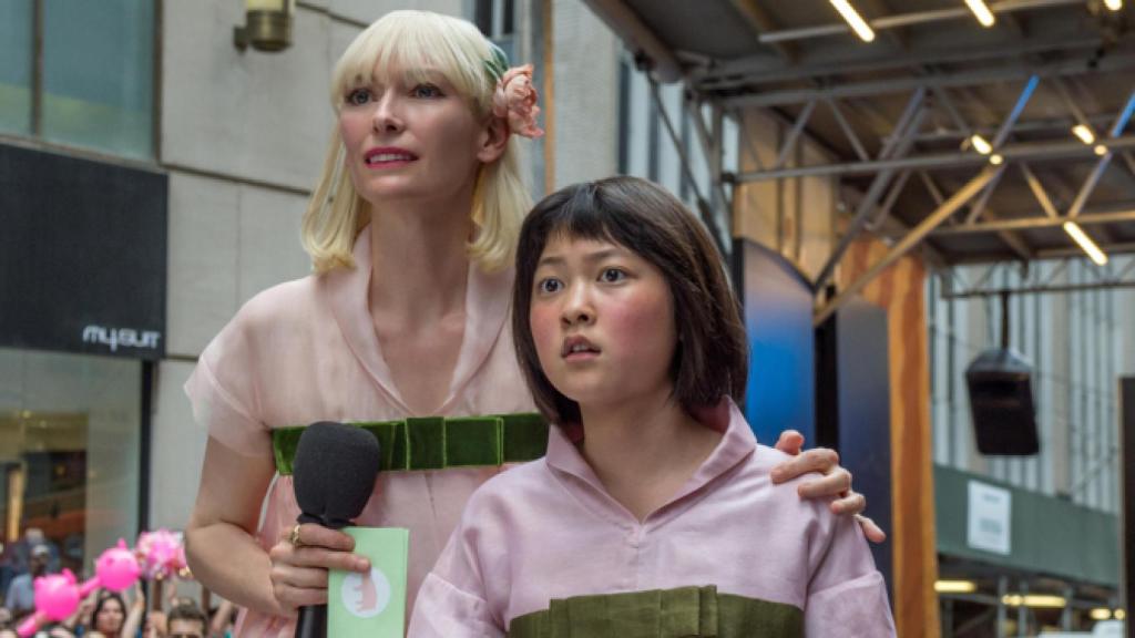 Tilda Swinton junto a Seo-Hyun Ahn en Okja, una de las películas de Netflix este año.