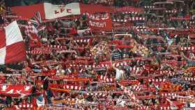 Aficionados del Liverpool cantan el 'You'll never walk alone' en Anfield.