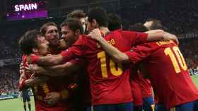 Jugadores de la selección española celebran un gol.