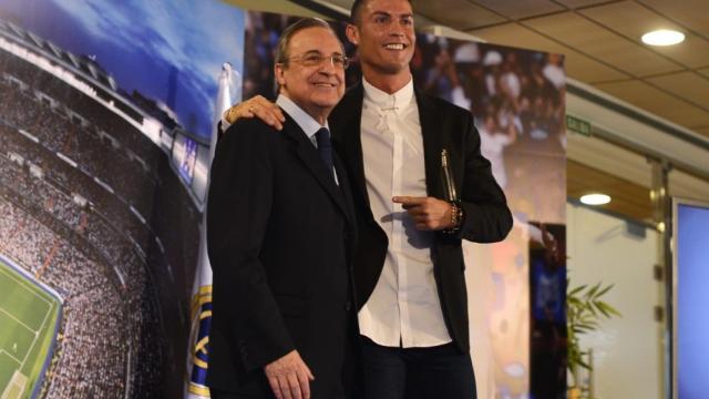 Florentino Pérez y Cristiano Ronaldo en el acto de su renovación con el club blanco