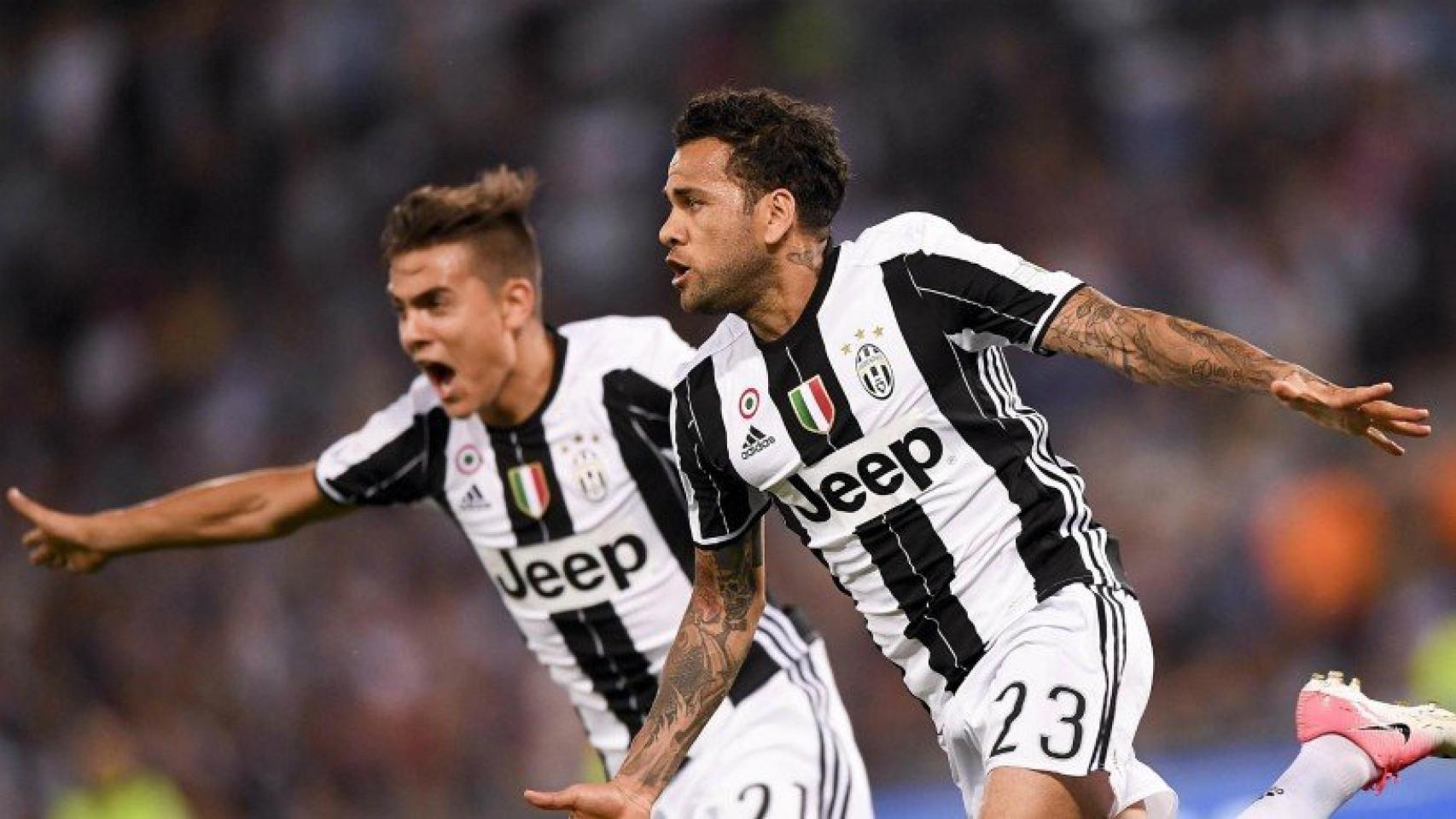 Alves celebra junto a Dybala. Foto juventus.com