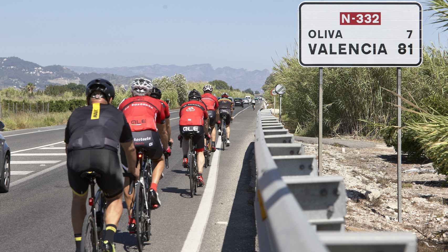 Ciclistas circulando por una carretera de Valencia.