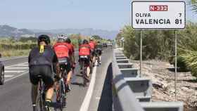Ciclistas circulando por una carretera de Valencia.