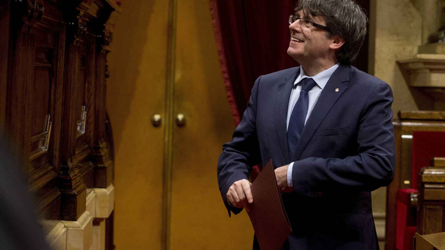 El presidente de la Generalitat, Carles Puigdemont, en un pleno del Parlament