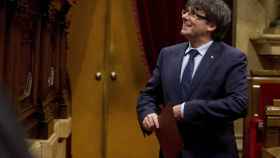 El presidente de la Generalitat, Carles Puigdemont, en un pleno del Parlament