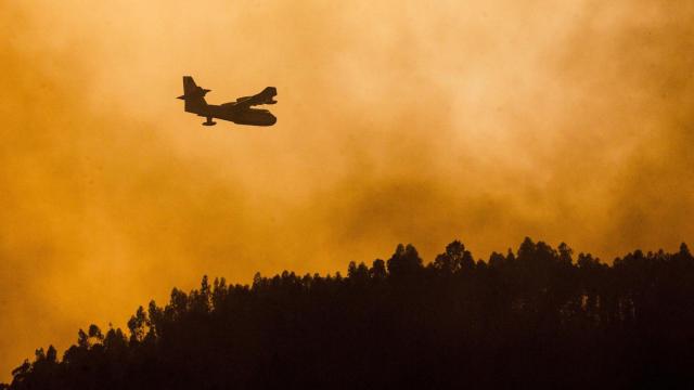 Uno de los aviones enviados para ayudar en las labores de extinción del incendio.