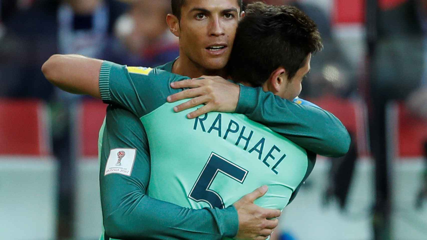 Cristiano se abraza con Guerreiro, su asistente en el gol a Rusia.