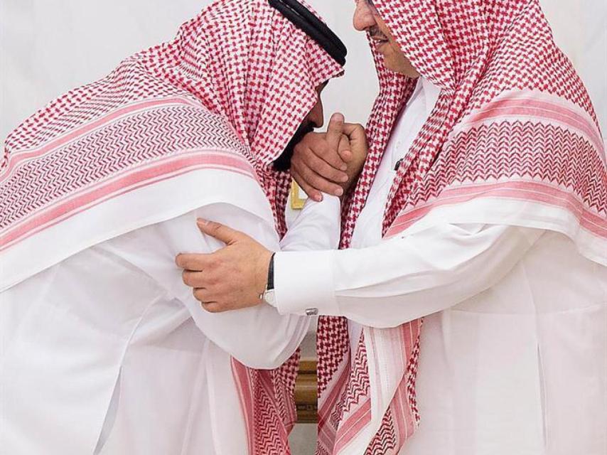 Bin Salman besa la mano del antiguo heredero Bin Nayef en señal de respeto.