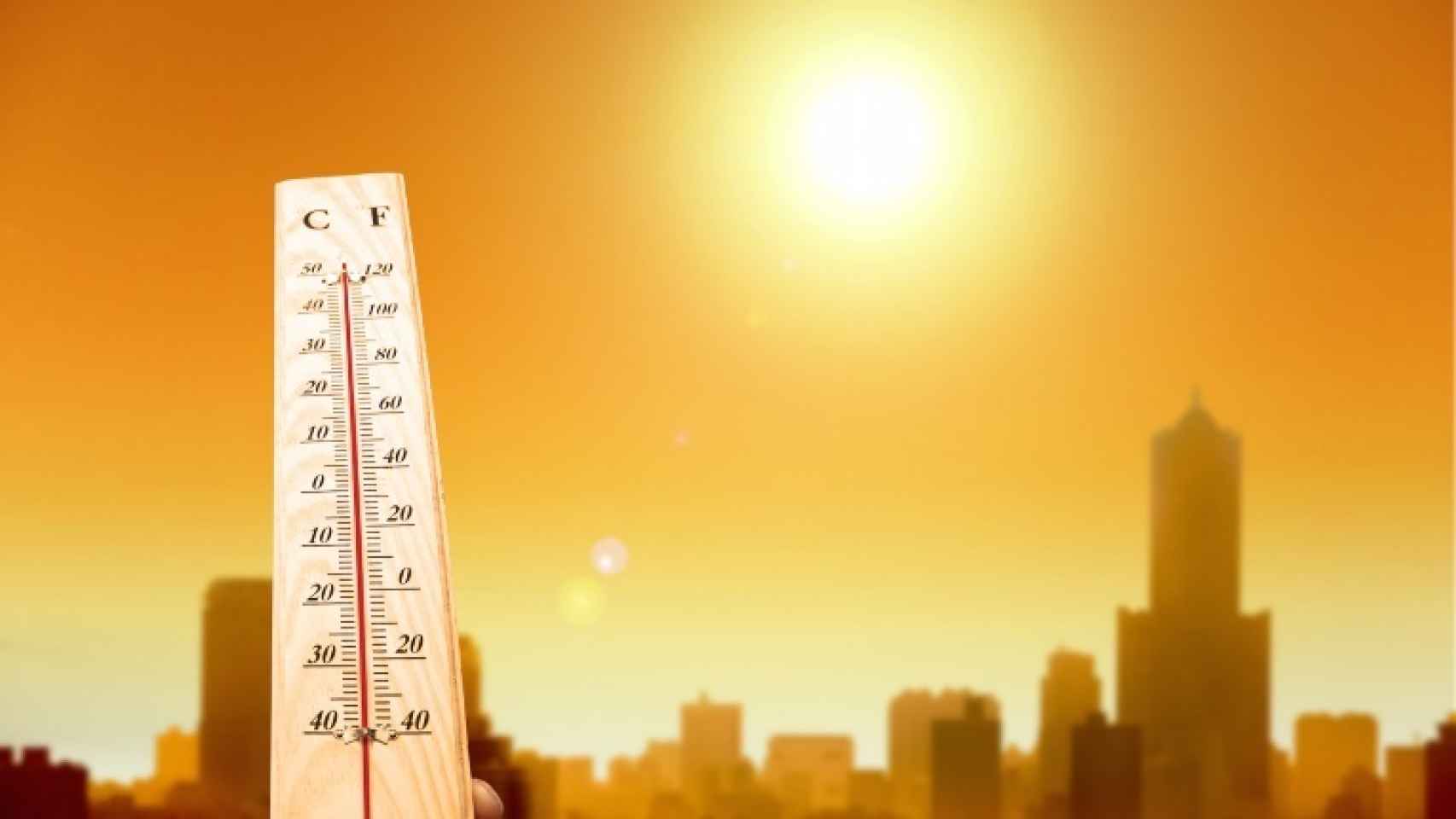 Imagen de un termómetro con el sol de fondo.