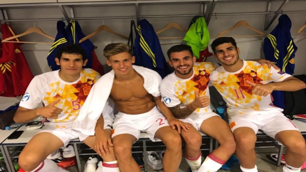 Ceballos posa con los jugadores del Real Madrid. Foto: Twitter (Marcos_Llorente).