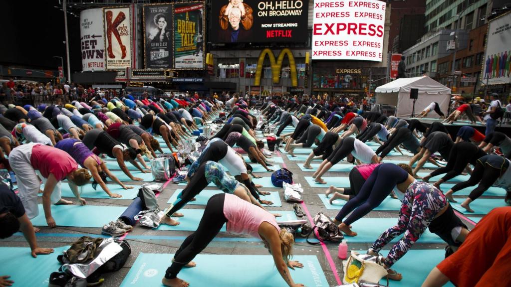 El evento de Yoga multitudinario Solstice in Times Square de Manhattan.