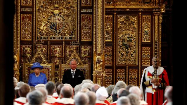 La reina de Inglaterra con su hijo Carlos de Gales.