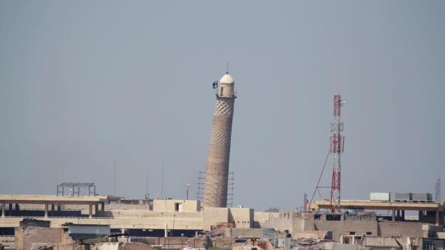 La bandera del EI ondeaba en el minarete de la mezquita.