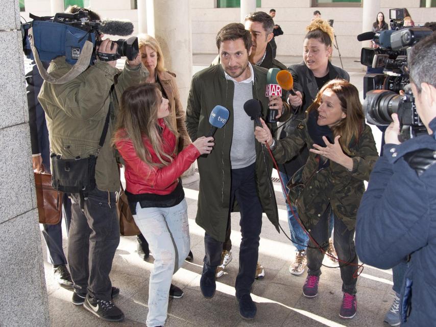 Antonio David Flores a las puertas de los juzgados de Alcobendas.