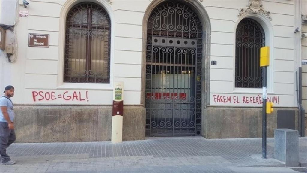 Fachada de la sede socialista esta mañana