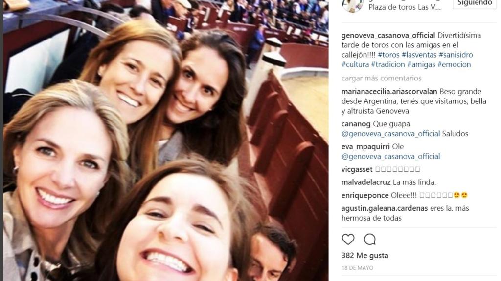 Genoveva Casanova junto a sus amigas en la plaza de toros de Las Ventas.