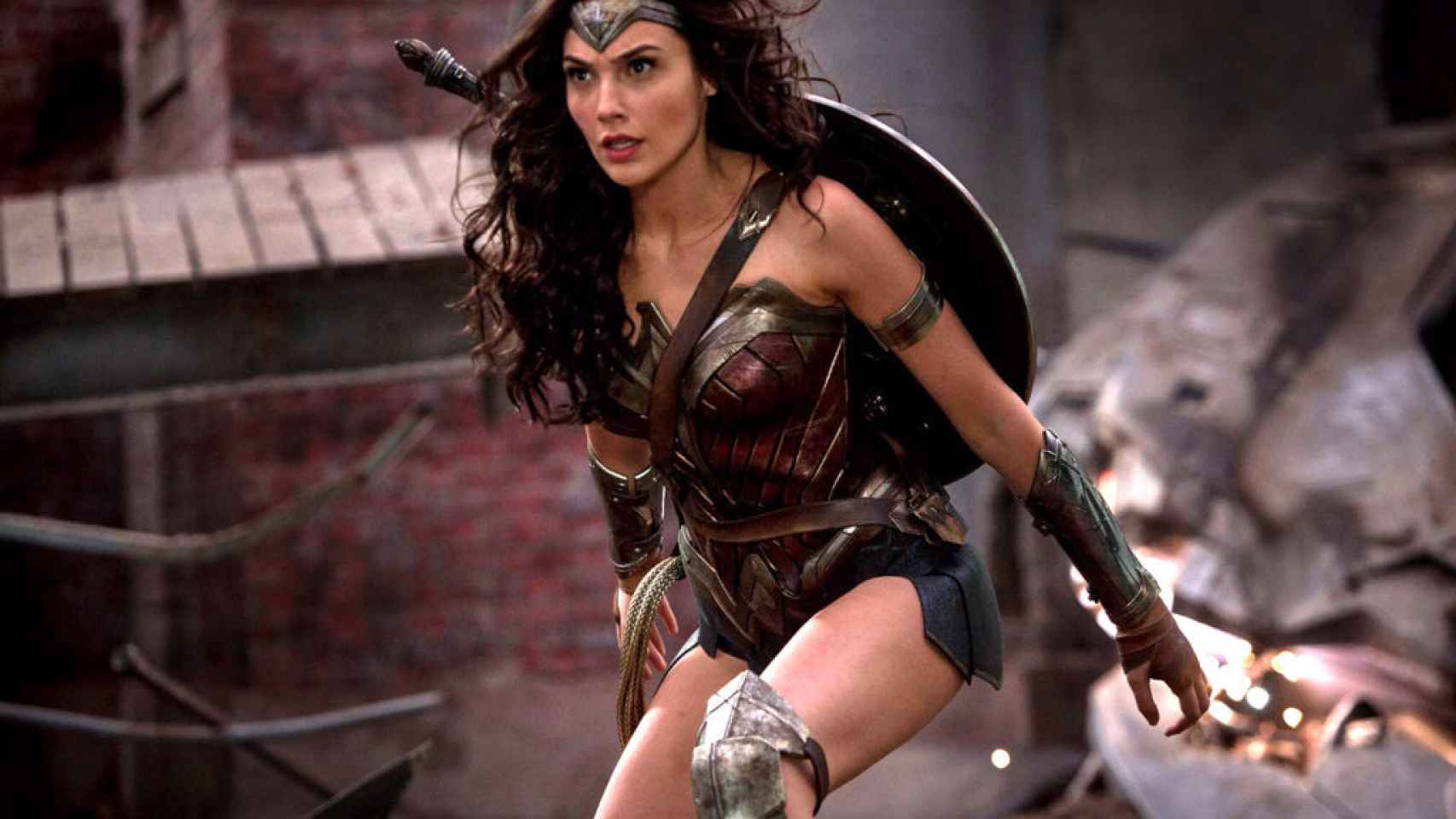 Gal Gadot se pone el traje de Wonder Woman.