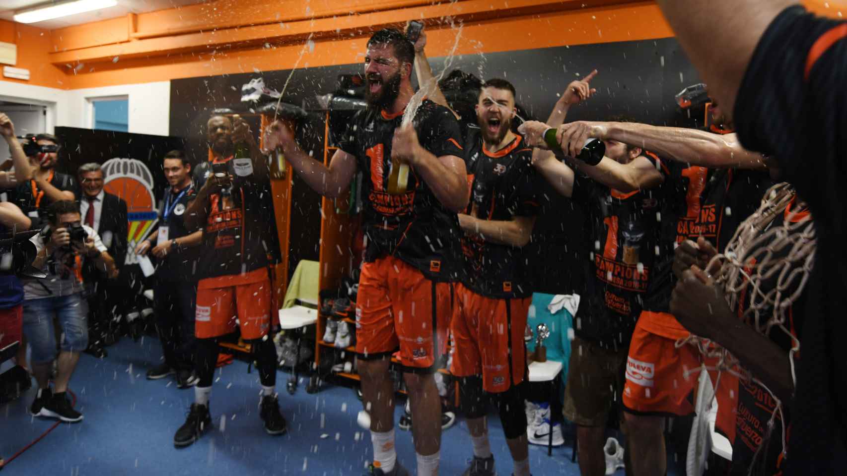 Valencia Basket celebrando su título liguero.